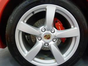 Michelin tyres and coloured wheel centres - Porsche Cayman 2006