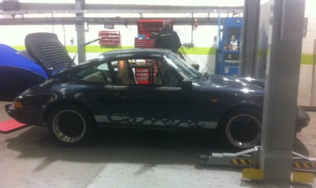 A 1988 Porsche 911 3.2 with starting issues.