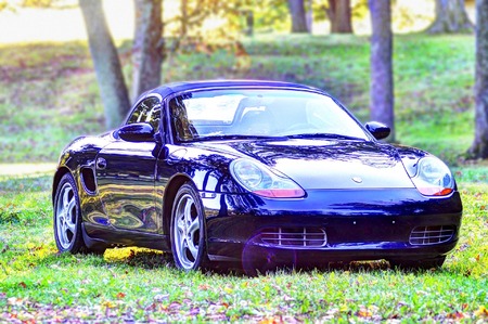 The 986 model featured the same same bonnet, front wings, headlights, interior as the 911 